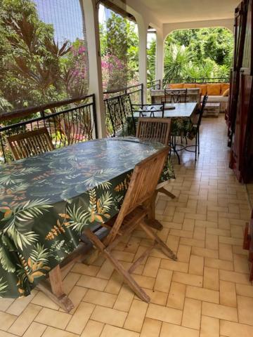 La Canopee Enchantee, D'hotes, Piscine, Proche Aeroport, Gare Maritime Guest house *