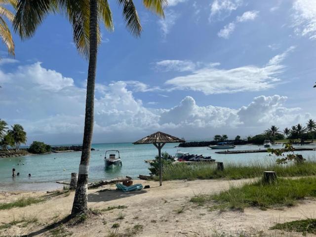 Guest house La Canopee Enchantee, D'hotes, Piscine, Proche Aeroport, Gare Maritime Les Abymes